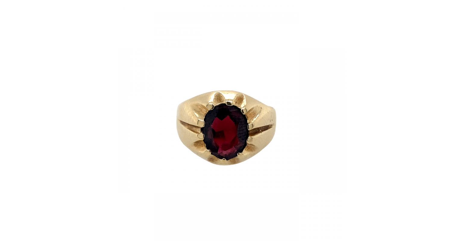 9ct Yellow Gold 1975 Garnet Ring