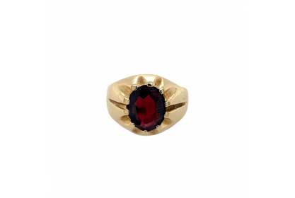 9ct Yellow Gold 1975 Garnet Ring