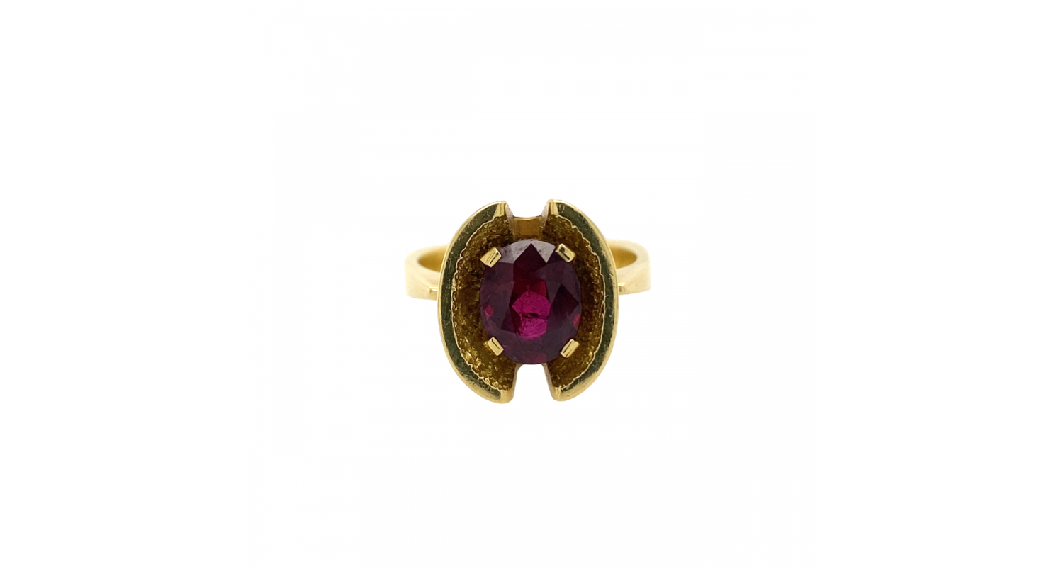 18ct Yellow Gold 1974 Garnet Ring